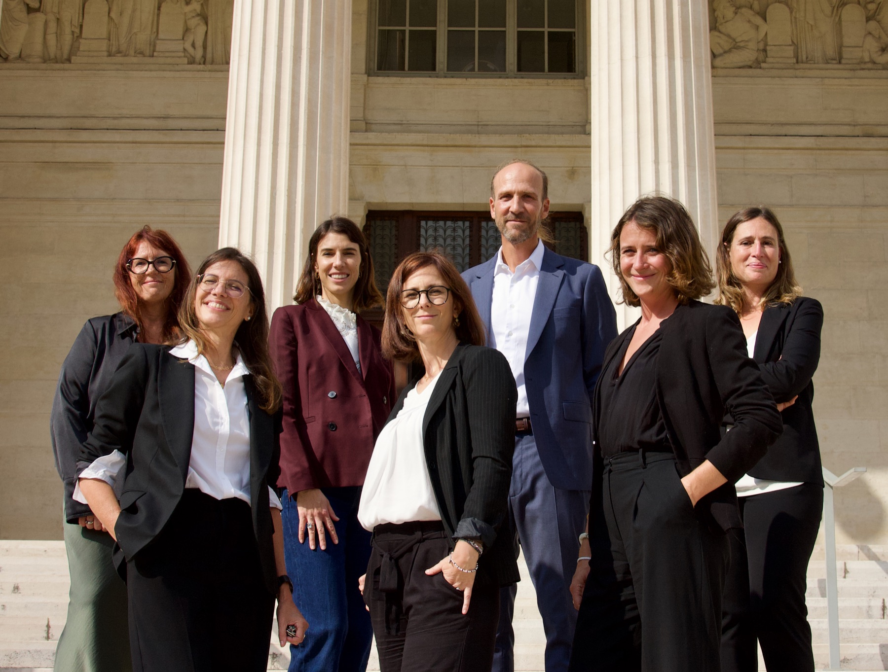Les sept avocates et avocats du cabinet, réunis sur les marches du palais de justice de Marseille.